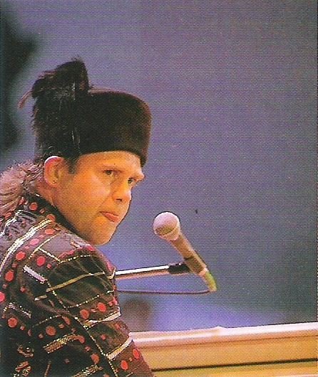 John, Elton / At Live-Aid, Wembley Stadium #4 / 1985