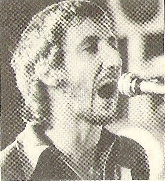 Who, The / Pete On Stage, Singing Into Mic. / 1979