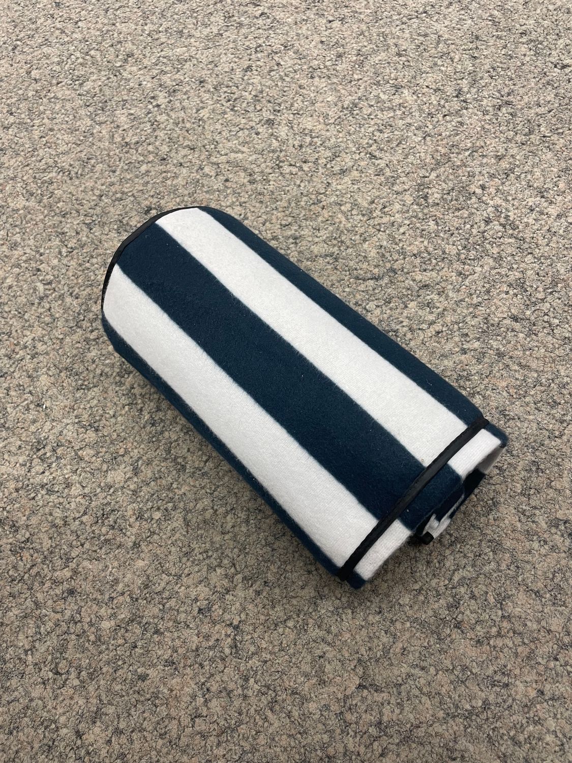 TRESPASS Throw Picknickdecke (135cm × 120cm, navy gestreift)
