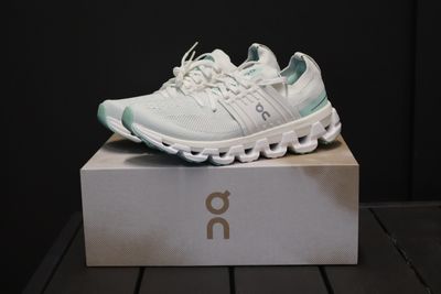 ON Damen Schuh Cloudswift 3 (weiss/mint, 38.5)
