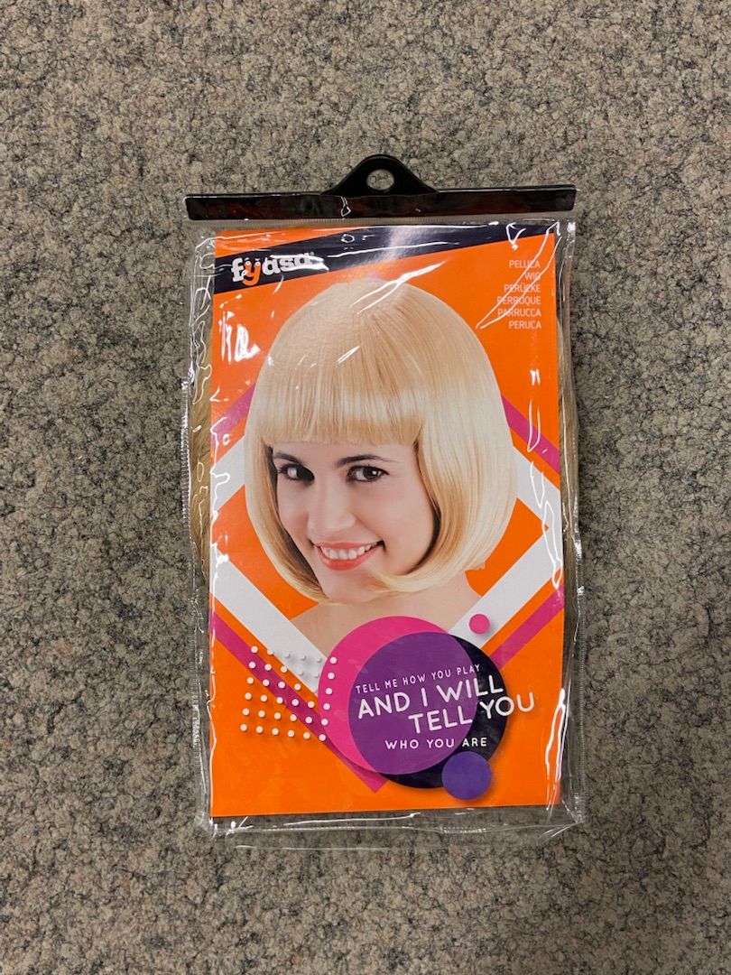 Short blonde wig