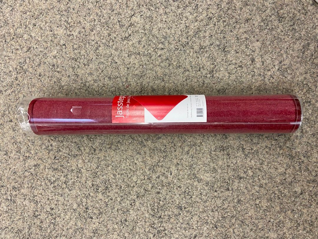 Plain red play mat, 60 x 60 cm