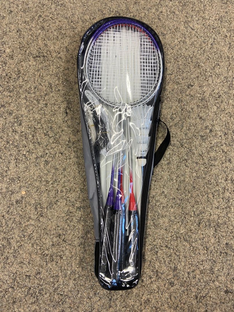 Badminton set with 4 rackets, 3 shuttlecocks and 1 net