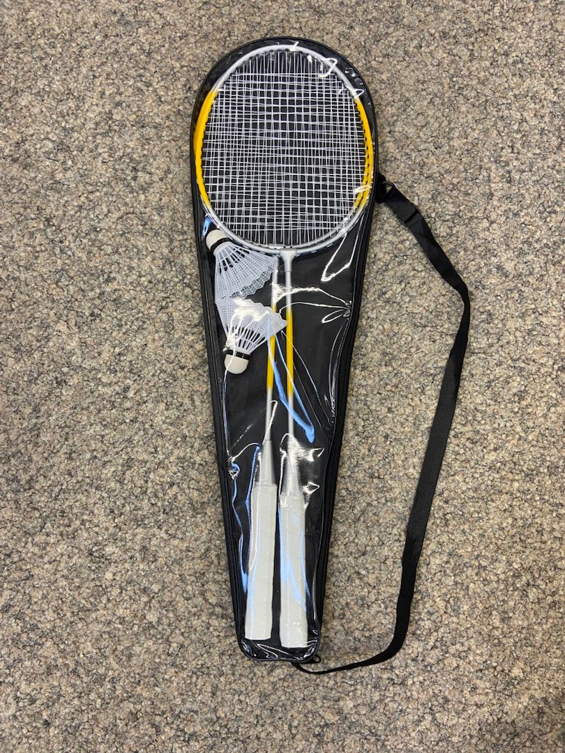 Badminton set with 2 rackets and 2 shuttlecocks