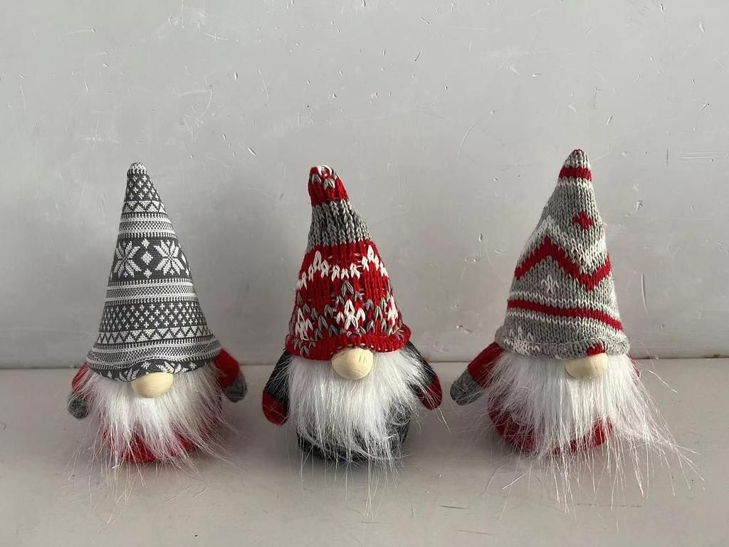 CHAMP Decorative figurine gnome with knitted hat