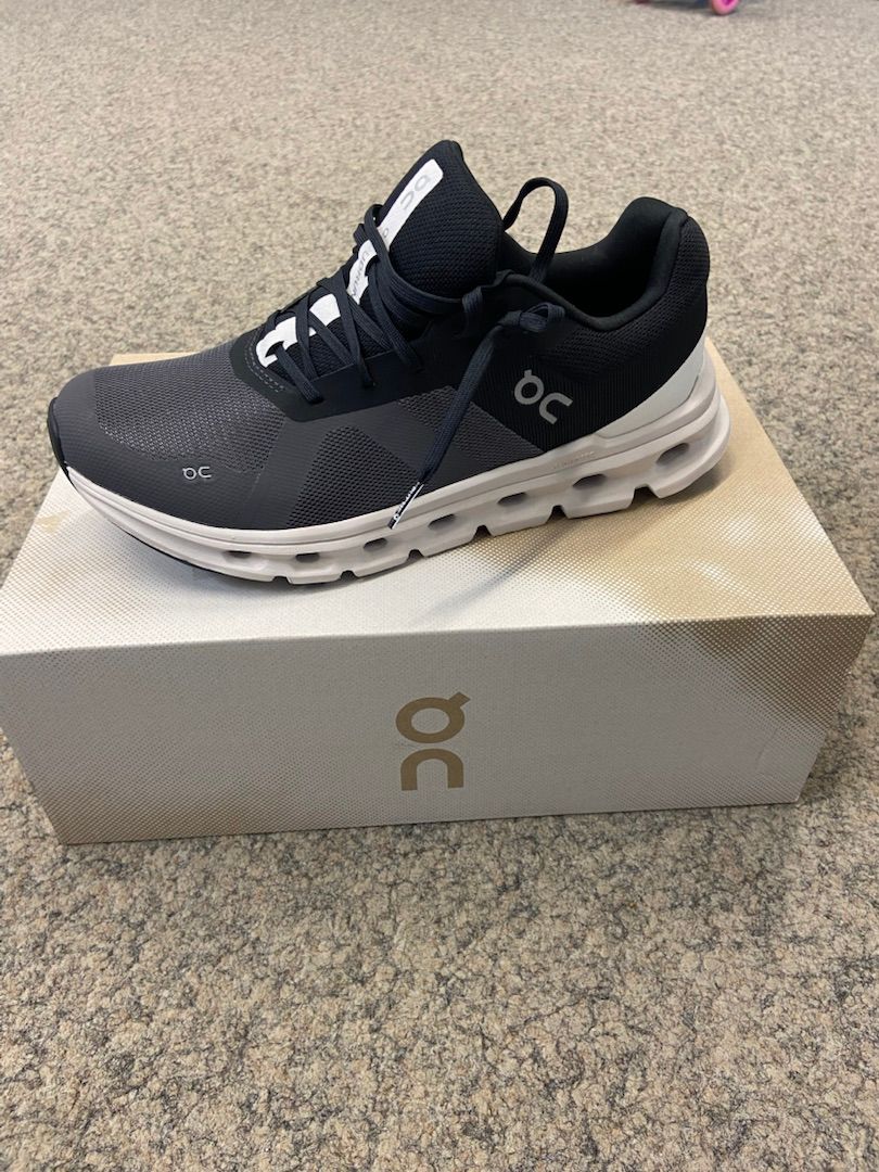 Men's Cloudrunner shoes (size 42.5)