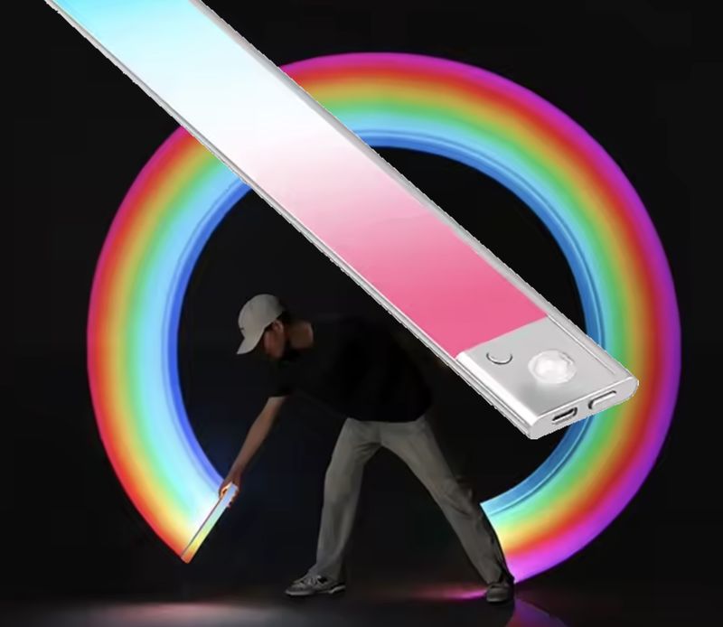 Ambient sensor light - RGB ledbalk - Usb Oplaadbaar, extra lange accuduur - 20 cm. - Kleur Zilver - Pir Bewegingssensor - Kastverlichting - Trap - Hal- huiskamer - Bar - Enzzzz. Ambient sensor light - RGB ledbalk - Usb Oplaadbaar, extra lange accuduur - 20 cm. - Kleur Zilver - Pir Bewegingssensor - Kastverlichting - Trap - Hal- huiskamer - Bar - Enzzzz.