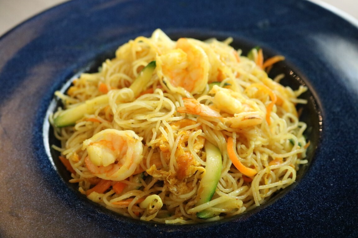 Spaghetti di riso al curry con gamberi