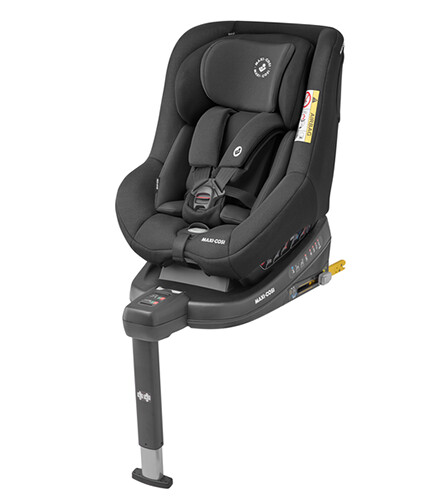 Cadeira Auto Maxi-Cosi Beryl cor Authentic Black, instalada no banco traseiro do carro, mostrando a versatilidade de uso em diferentes posições.