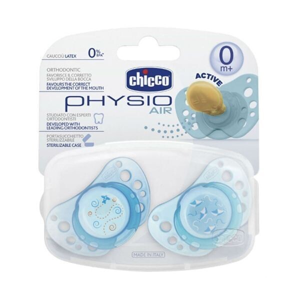 Uma chupeta azul da Chicco com formato ergonômico e orifícios de ventilação. A tetina de silicone é transparente e o escudo possui um anel de segurança azul. A chupeta está presa a um cartão com a marca Chicco.