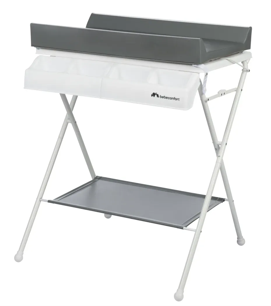 Imagem da Banheira Trocador Bellis Bébé Confort aberta, mostrando a banheira com água, o bebê deitado dentro dela e os pais ao lado com o trocador aberto e os produtos de higiene organizados.