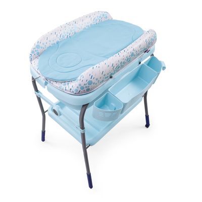 Imagem da Banheira com Trocador Cuddle & Bubble Chicco aberta, mostrando a banheira com água, o bebê brincando dentro dela e os pais ao lado com o trocador aberto e os produtos de higiene organizados.