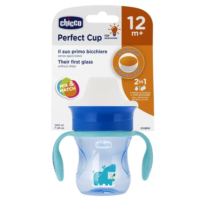 Imagem do Copo de Aprendizagem Perfect Cup 360º 12m+ Azul da Chicco mostrando o copo em diferentes ângulos, com a tampa aberta e fechada, e com a criança bebendo nele.