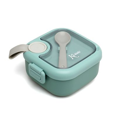 Close-up da lancheira sálvia Kiokids aberta, mostrando a colher e o interior espaçoso.