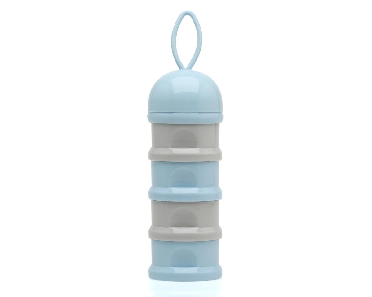 Doseador de leite em pó Kiokids azul sendo utilizado em uma bolsa de maternidade.