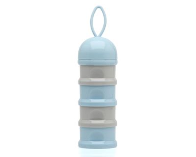 Doseador de leite em pó Kiokids azul sendo utilizado em uma bolsa de maternidade.