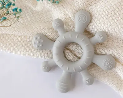 Mordedor estrela cinzento de silicone Kiokids para bebês a partir de 3 meses.