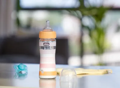 Biberão de Vidro Chicco Well-Being Fluxo Normal 240ml com tetina Physio em silicone.
