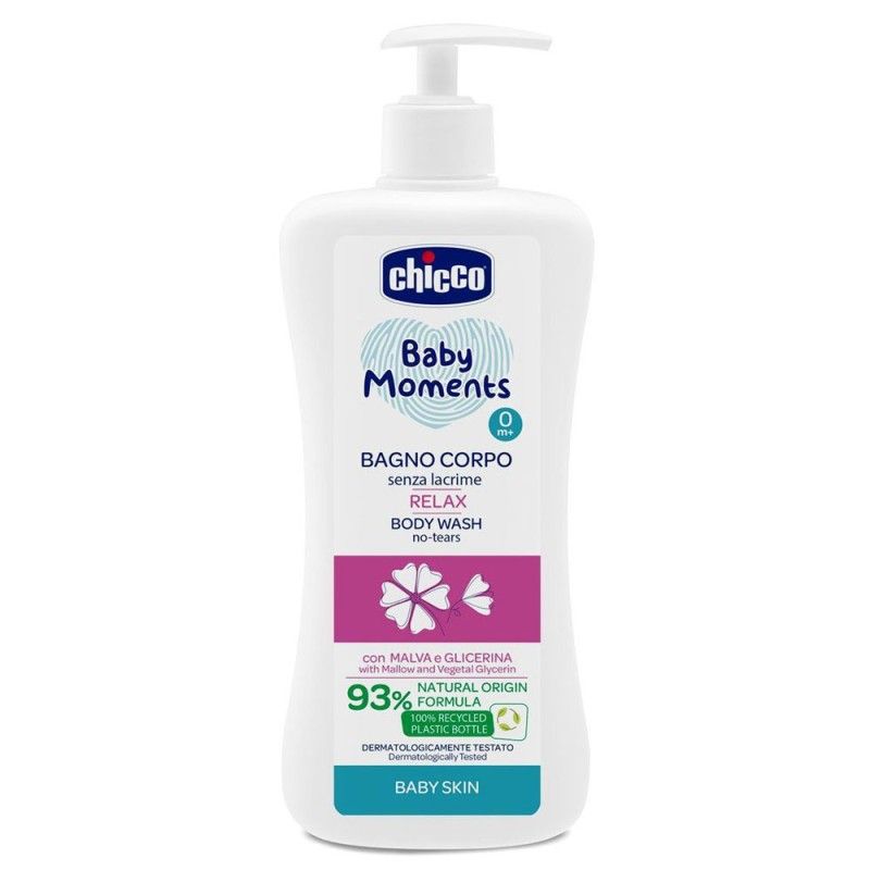 Bebê no banho relaxante com Chicco Baby Moments.