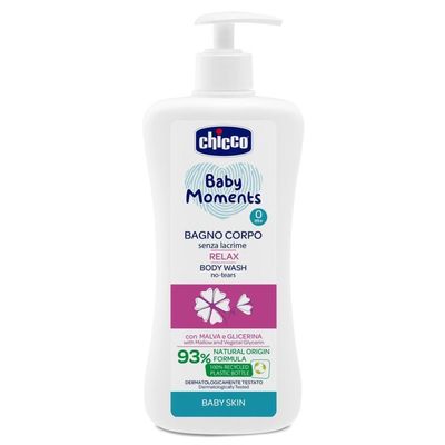 Bebê no banho relaxante com Chicco Baby Moments.