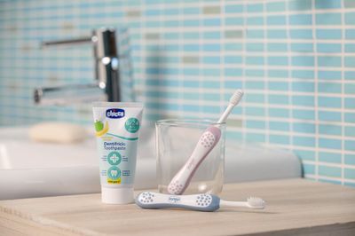 Escova Primeiros Dentes Chicco 6-36M com cabo ergonômico e cabeça pequena.