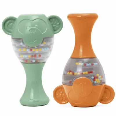 Duas maracas Chicco em forma de macaquinho, feitas de plástico reciclado, para bebés de 6 a 36 meses.