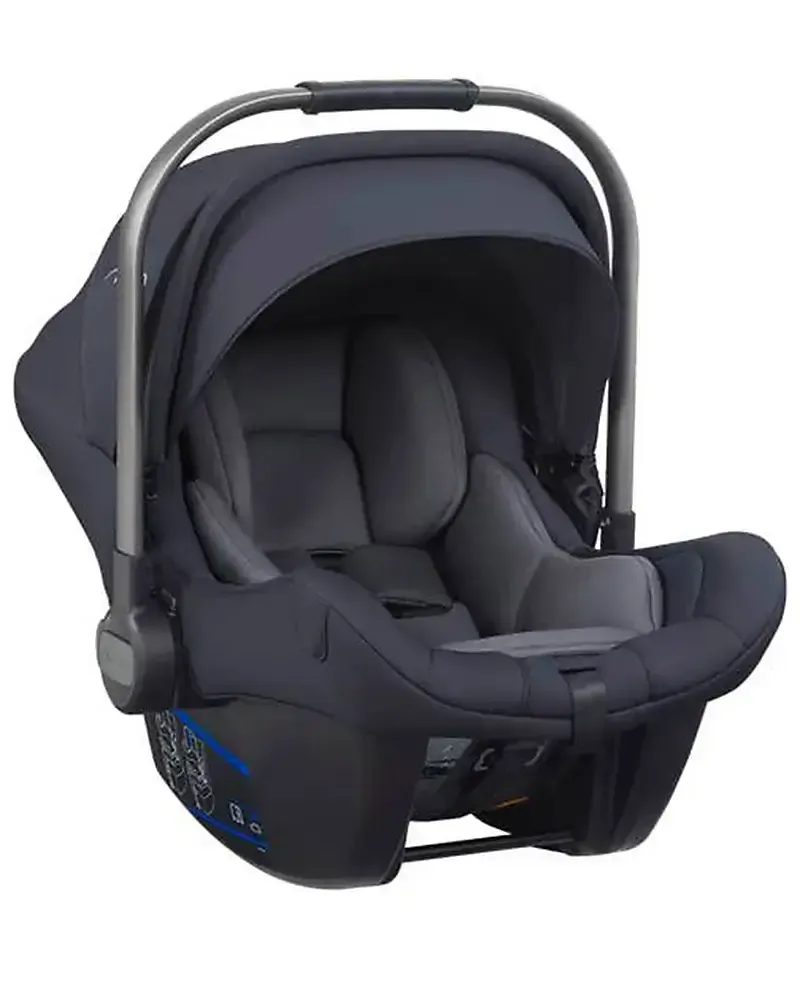Ovinho Nuna Pipa Lite LX com base – cadeira auto ultraleve i-Size com conforto premium e máxima segurança.
