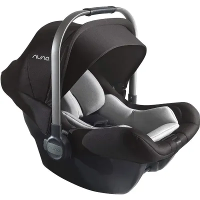 Ovinho Nuna Pipa Lite LX com base – cadeira auto ultraleve i-Size com conforto premium e máxima segurança.