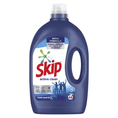 Frasco de Skip Detergente Líquido Active Clean 44 doses, fórmula concentrada e ecológica, ideal para remover nódoas difíceis 