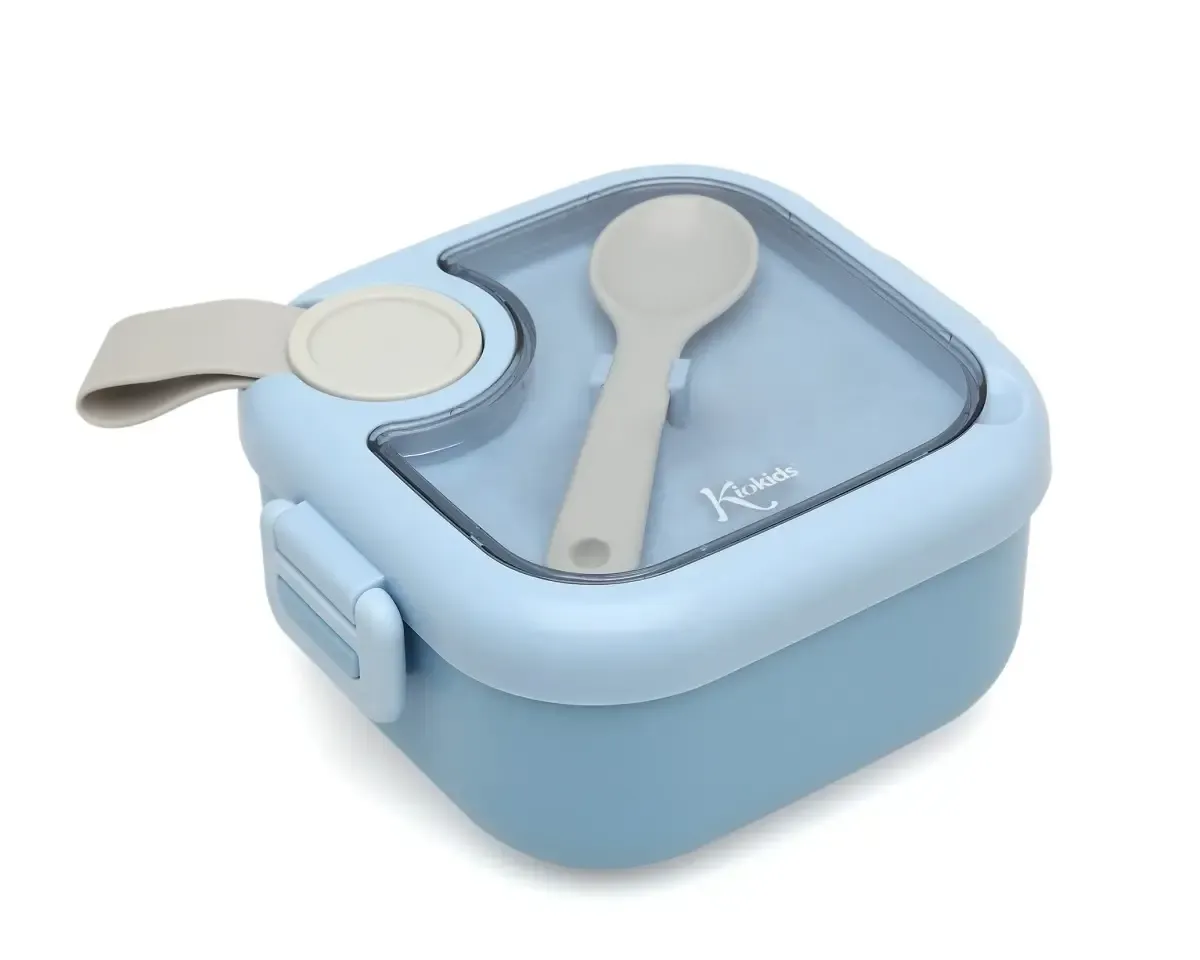 Close-up da lancheira azul Kiokids aberta, mostrando a colher e o interior espaçoso.