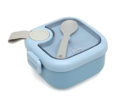Close-up da lancheira azul Kiokids aberta, mostrando a colher e o interior espaçoso.