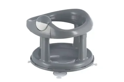 Bebê sorrindo enquanto se diverte no assento de banho giratório Cinza da Bébé Confort.