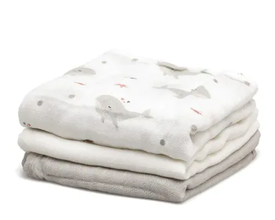 Conjunto de 3 musselinas Kiokids com tema oceano em cinzento e branco, 70 x 70 cm.