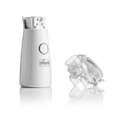 Nebulizador portátil Chicco Easy Breath On The Go de bolso, com tecnologia de malha, sendo utilizado de forma silenciosa e pr