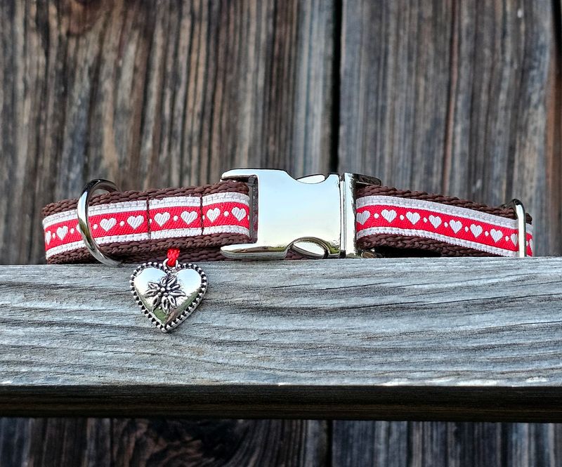 Hundehalsband mit Herzerl im bayerischen Alpenstyle