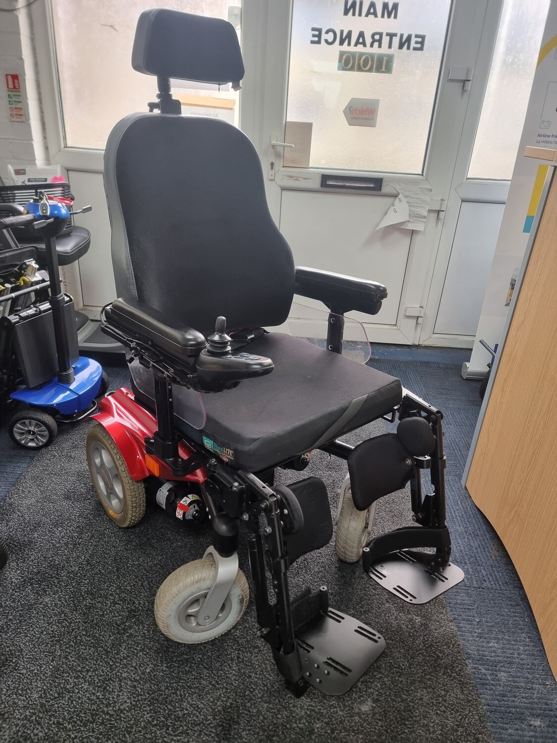 Quickie Salsa R2 With Tilt and Manual Elevating FootRests