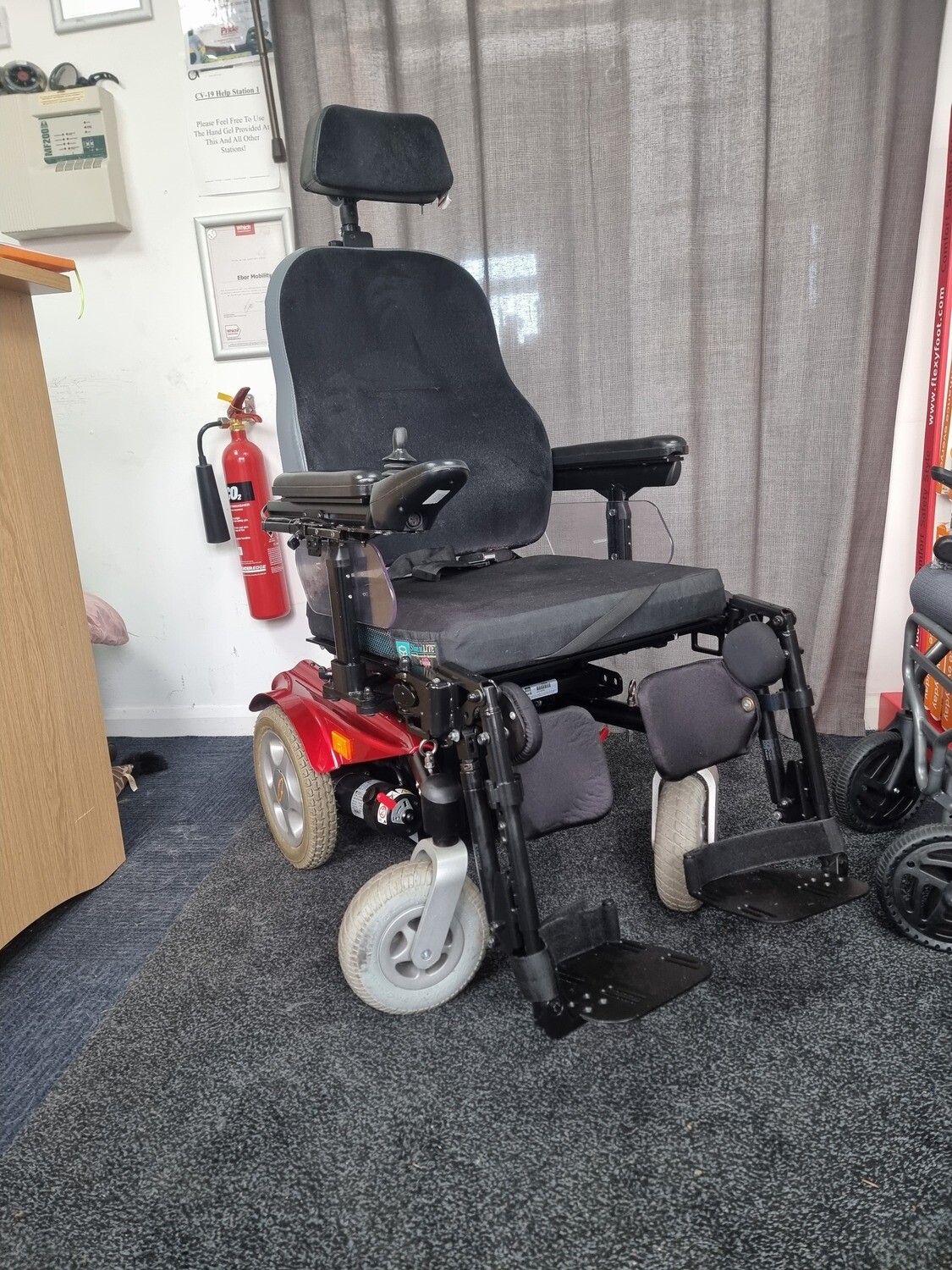 Quickie Salsa R2 With Tilt and Manual Elevating FootRests