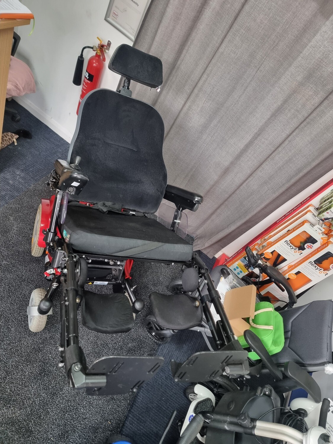 Quickie Salsa R2 With Tilt and Manual Elevating FootRests