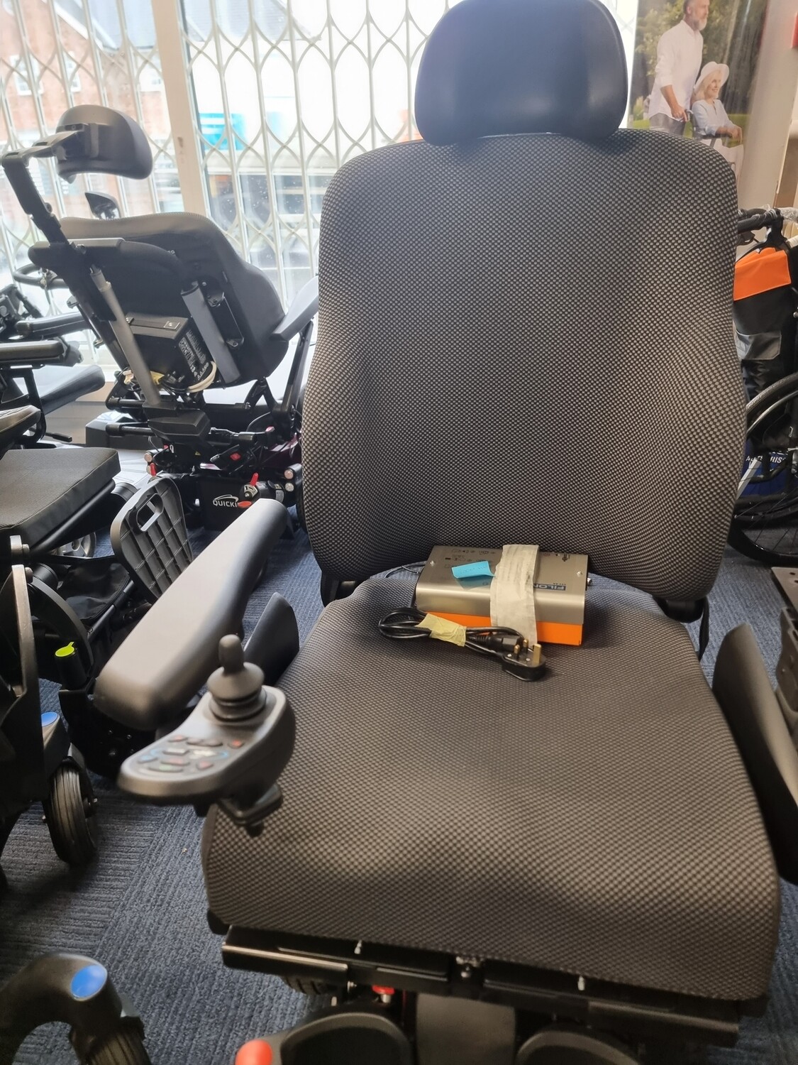 Q300 M Mini New Batteries and warranty 6mph Latest Model