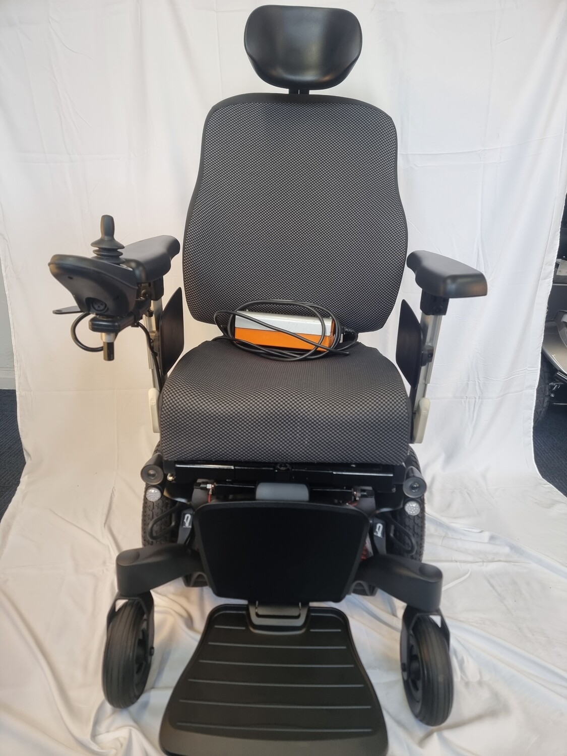 Quickie Q500 m Power Lift and Tilt 6mph New Batteries