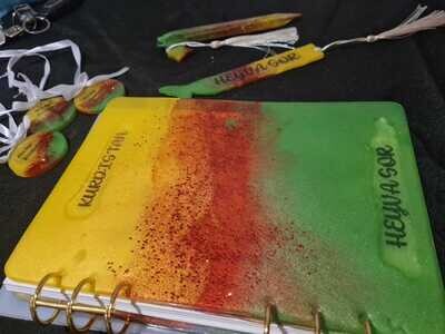 Lot de cahier et marque page avec un stylo
