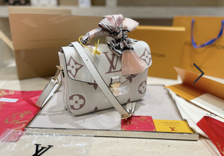 LV Pochette