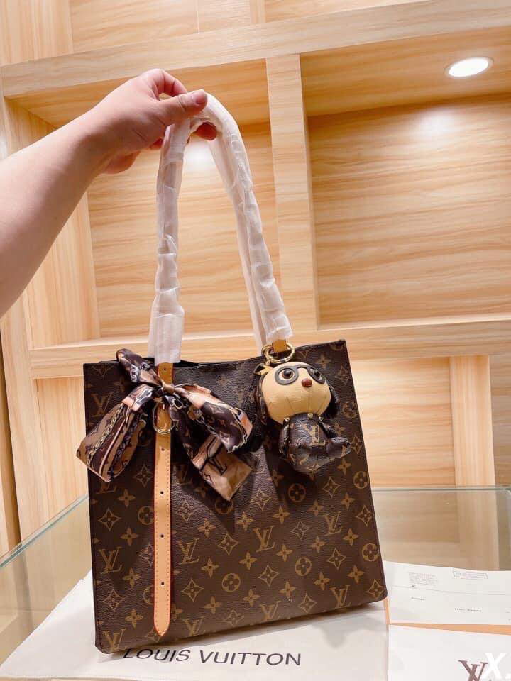 LV Tote w/character