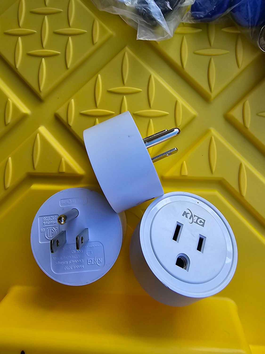 KMC – Smart WiFi Plug (Modelo 30952) Enchufe inteligente WiFi para control remoto de cargas eléctricas.