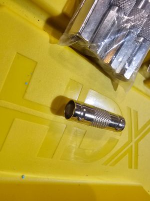 Adaptador lineal que permite unir dos cables coaxiales BNC macho para extender líneas de video analógico profesional (AHD, CVI, TVI, CVBS).