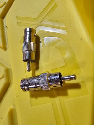 BNC macho a RCA macho, comúnmente conocidos en el campo como “BNC de video a RCA”.