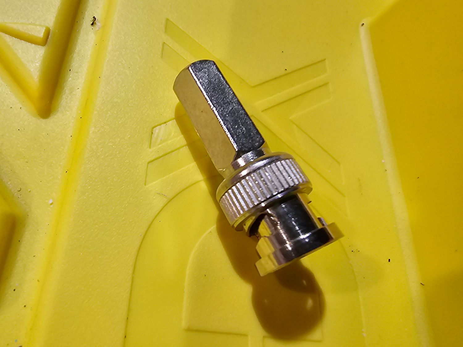 Conector BNC macho a terminal (tipo tornillo/hexagonal).