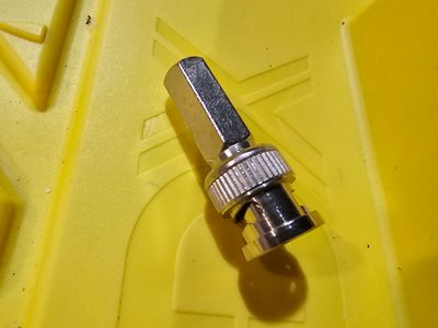 Conector BNC macho a terminal (tipo tornillo/hexagonal).