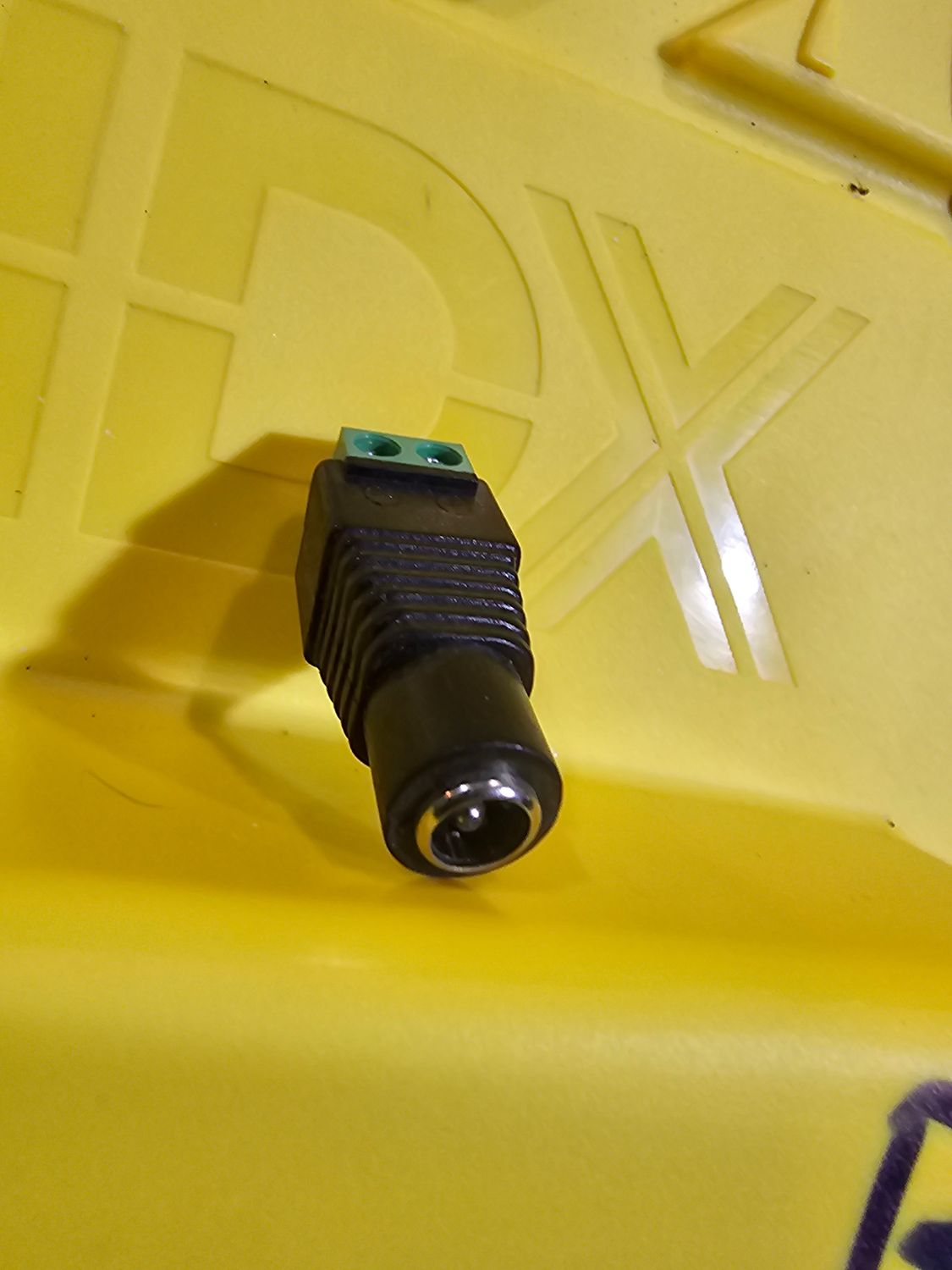 Conector DC hembra a terminal (bornes).Adaptador DC 2.1mm hembra → terminal de tornillo, diseñado para conectar fuentes de alimentación a dispositivos sin conector DC estándar, usando cable pelado.