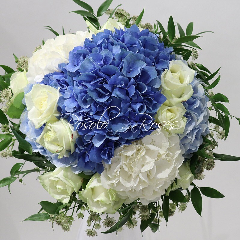 Hortensias en bleu et blanc &amp; Roses blanches